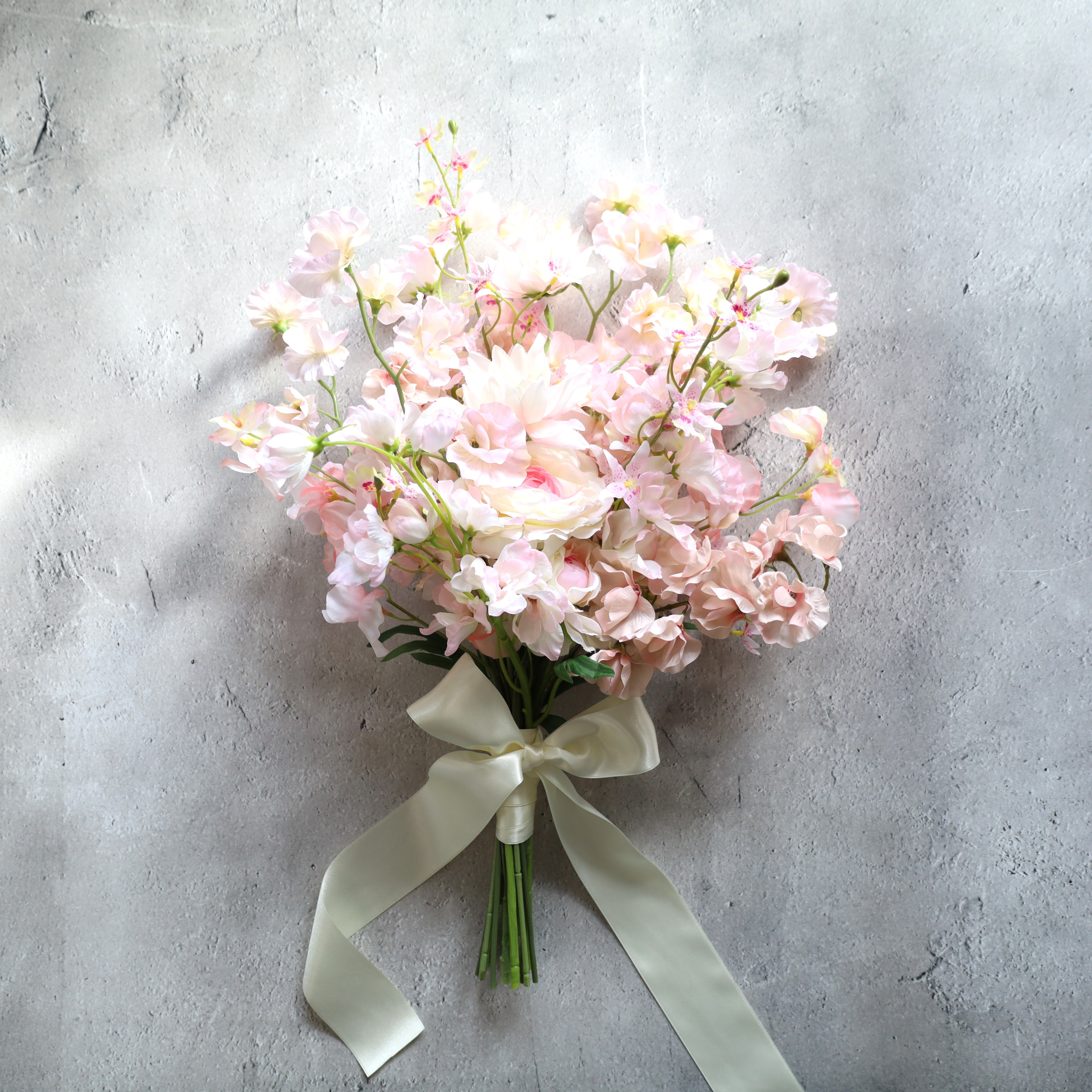 “ニュアンスピンクのスイトピークラッチ”スイートピー　前撮り　フォト　ウェディングブーケ　ブライダルブーケ　結婚式　花束