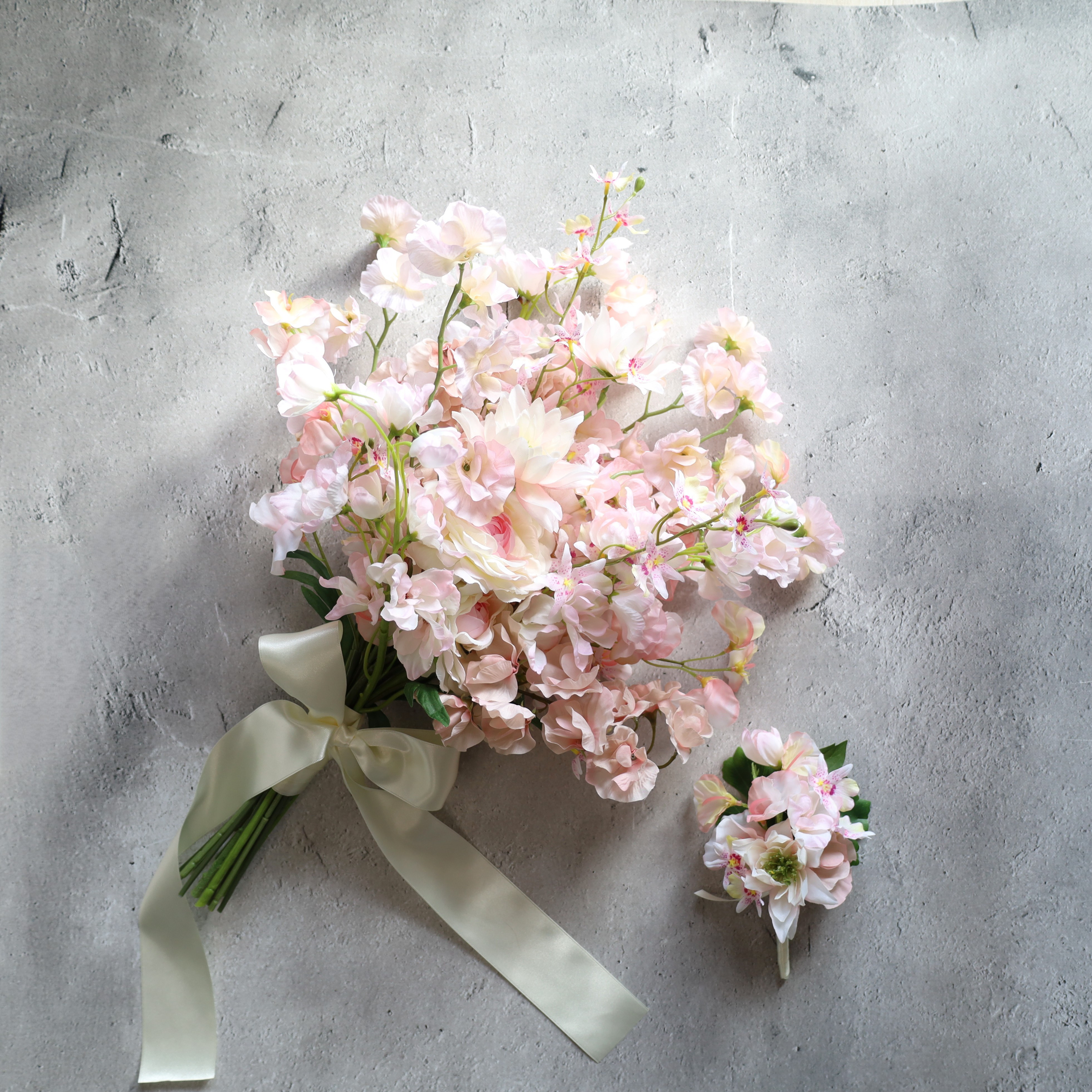 “ニュアンスピンクのスイトピークラッチ”スイートピー　前撮り　フォト　ウェディングブーケ　ブライダルブーケ　結婚式　花束