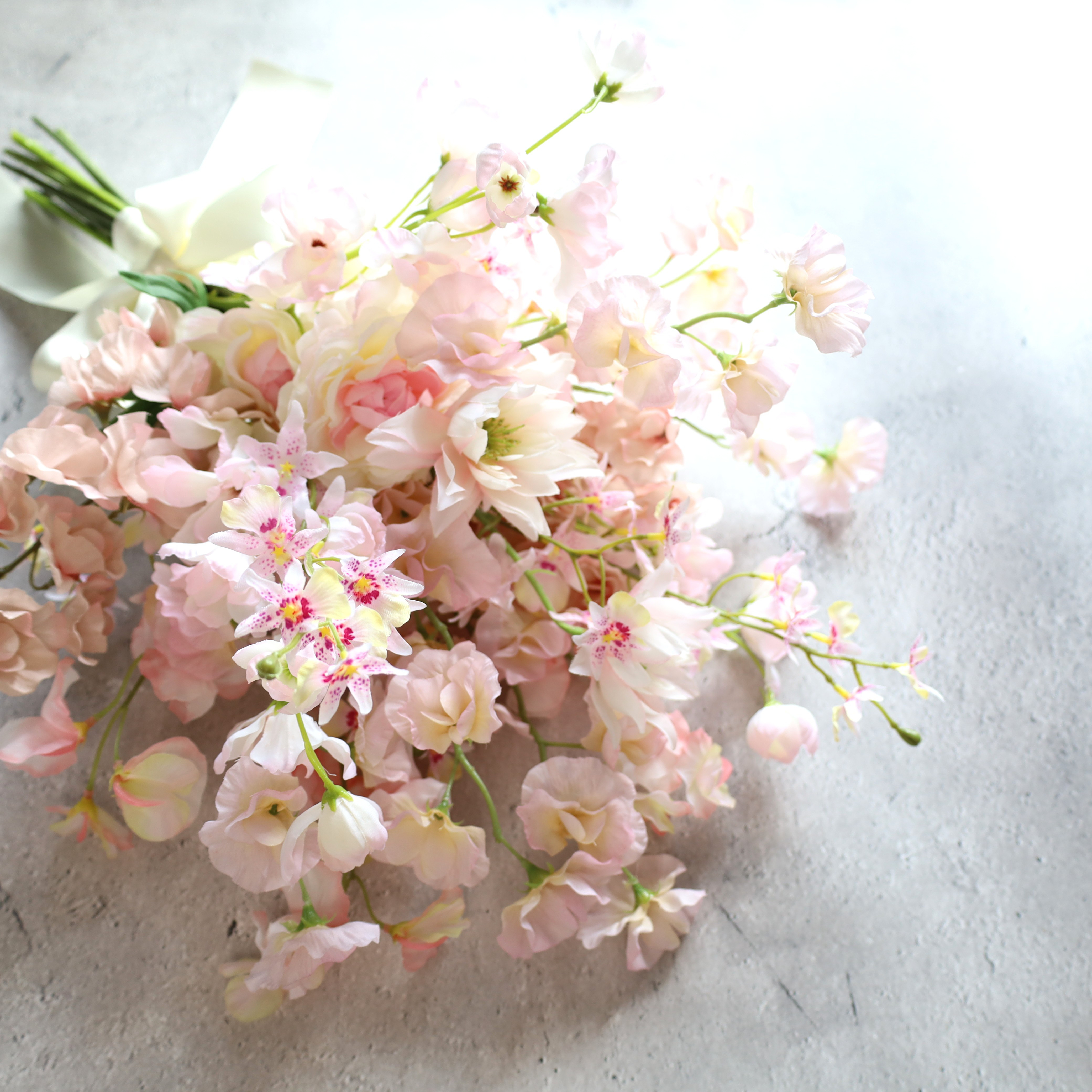 “ニュアンスピンクのスイトピークラッチ”スイートピー　前撮り　フォト　ウェディングブーケ　ブライダルブーケ　結婚式　花束