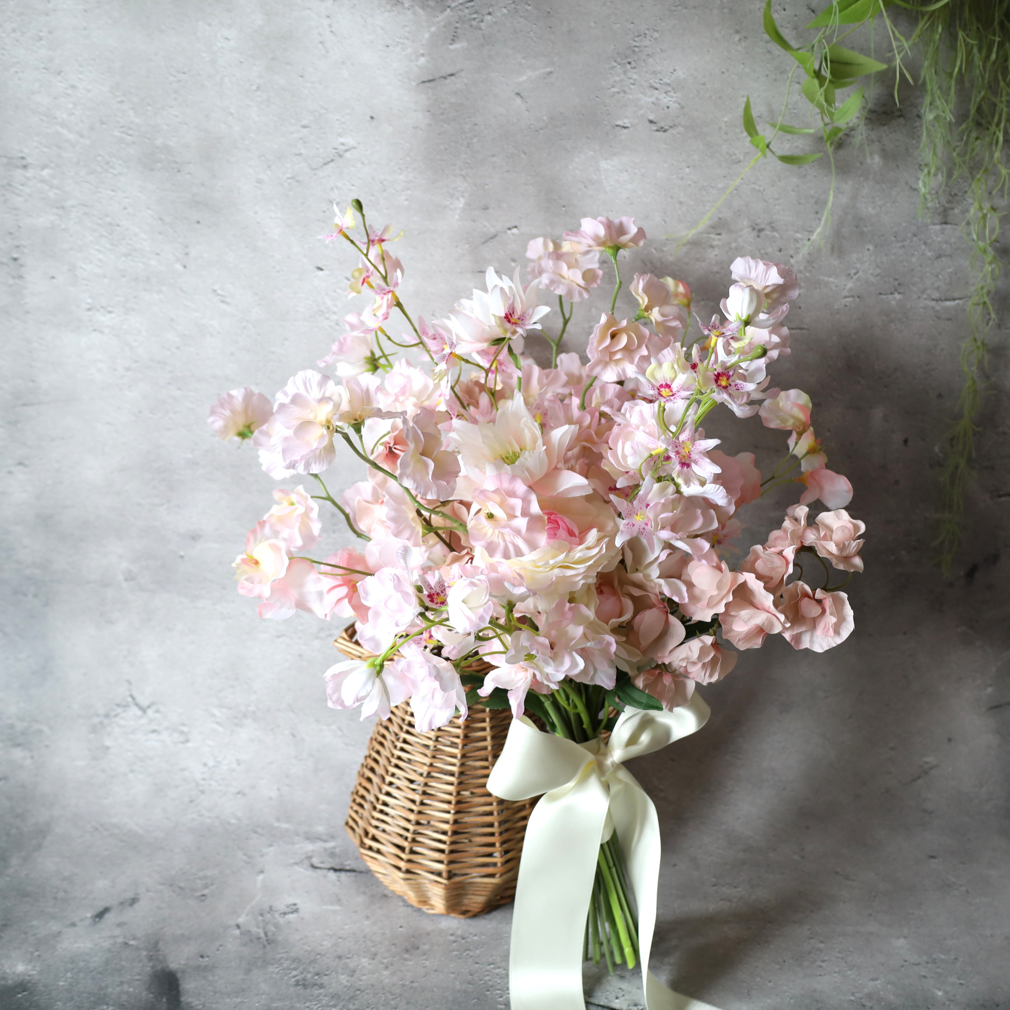 “ニュアンスピンクのスイトピークラッチ”スイートピー　前撮り　フォト　ウェディングブーケ　ブライダルブーケ　結婚式　花束