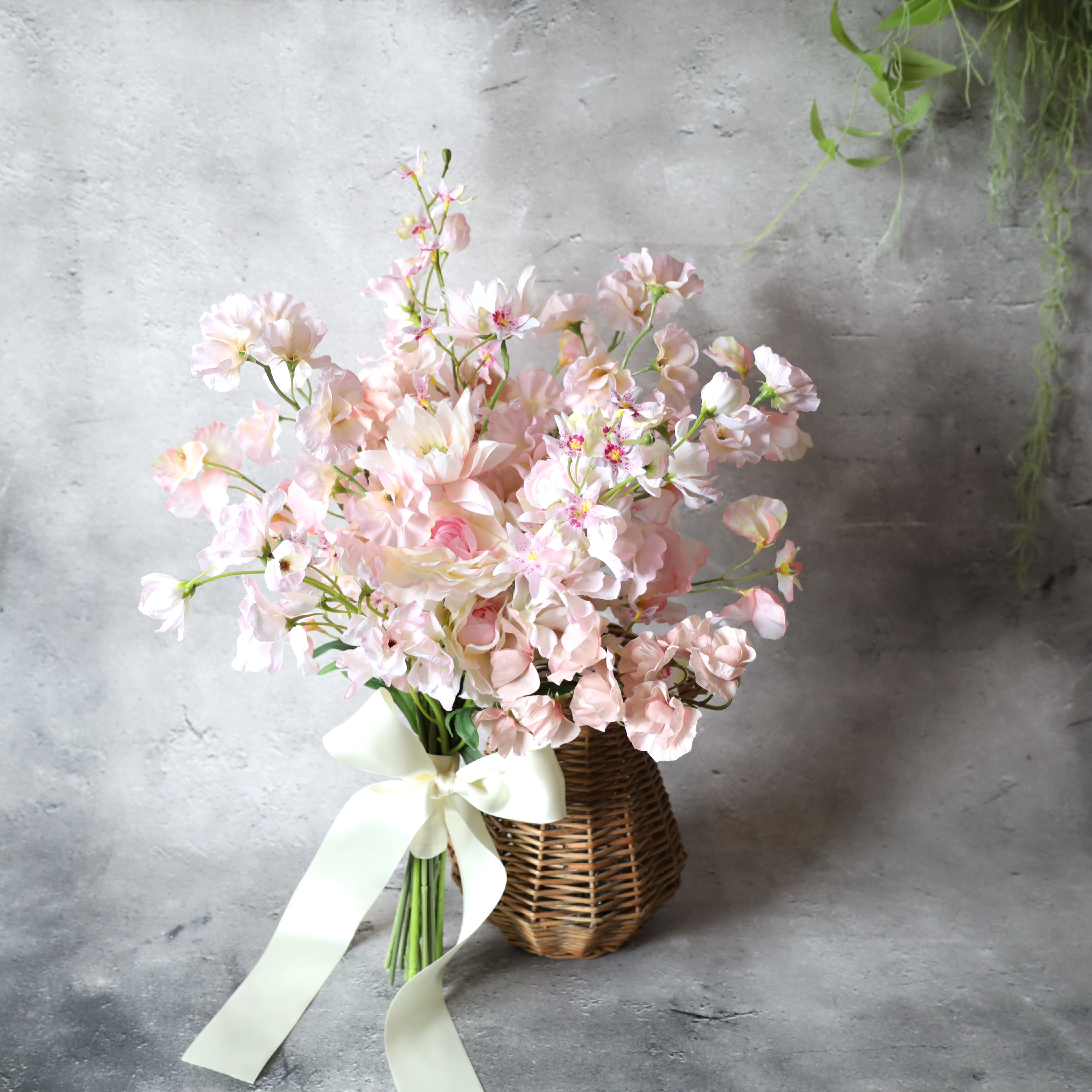 “ニュアンスピンクのスイトピークラッチ”スイートピー　前撮り　フォト　ウェディングブーケ　ブライダルブーケ　結婚式　花束