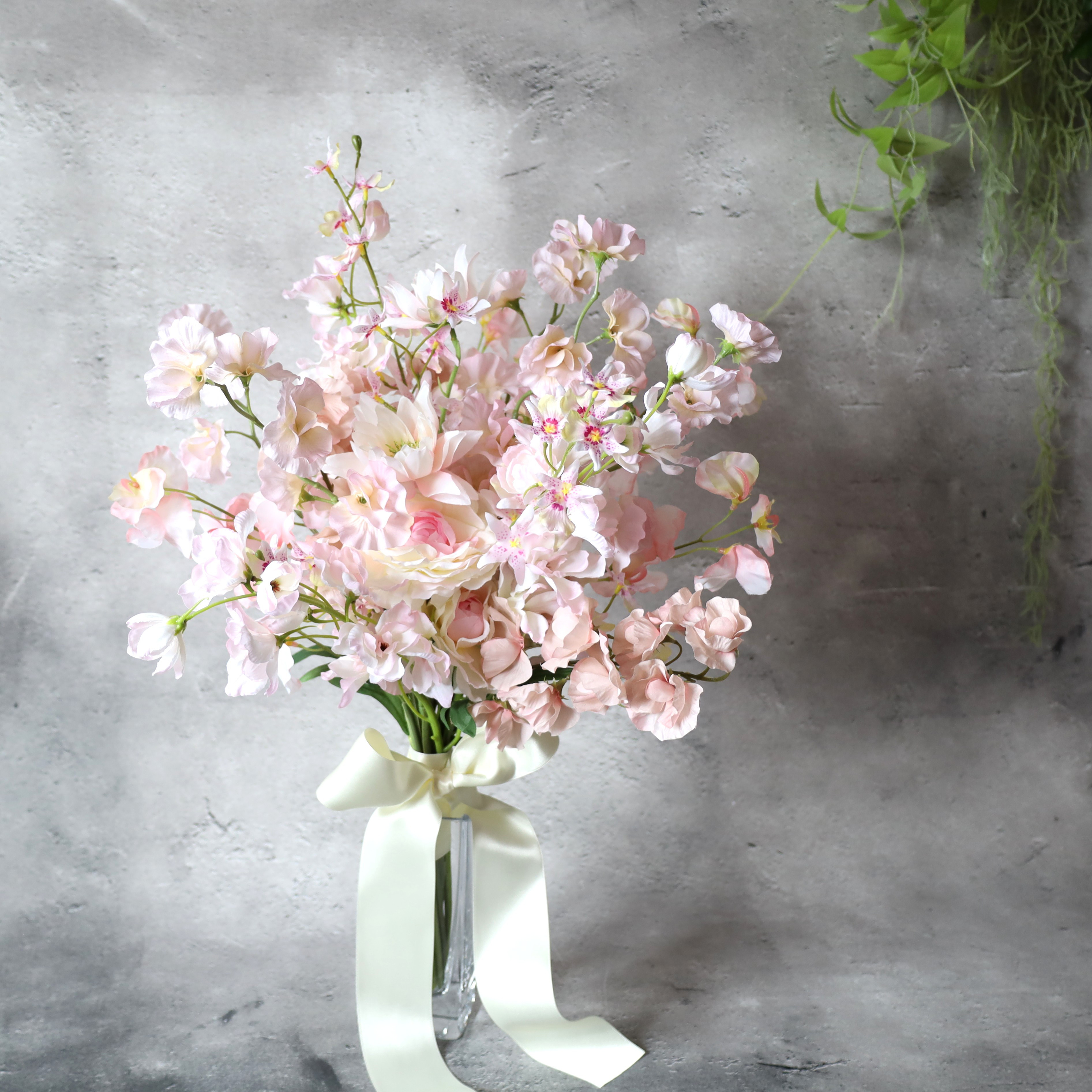 “ニュアンスピンクのスイトピークラッチ”スイートピー　前撮り　フォト　ウェディングブーケ　ブライダルブーケ　結婚式　花束