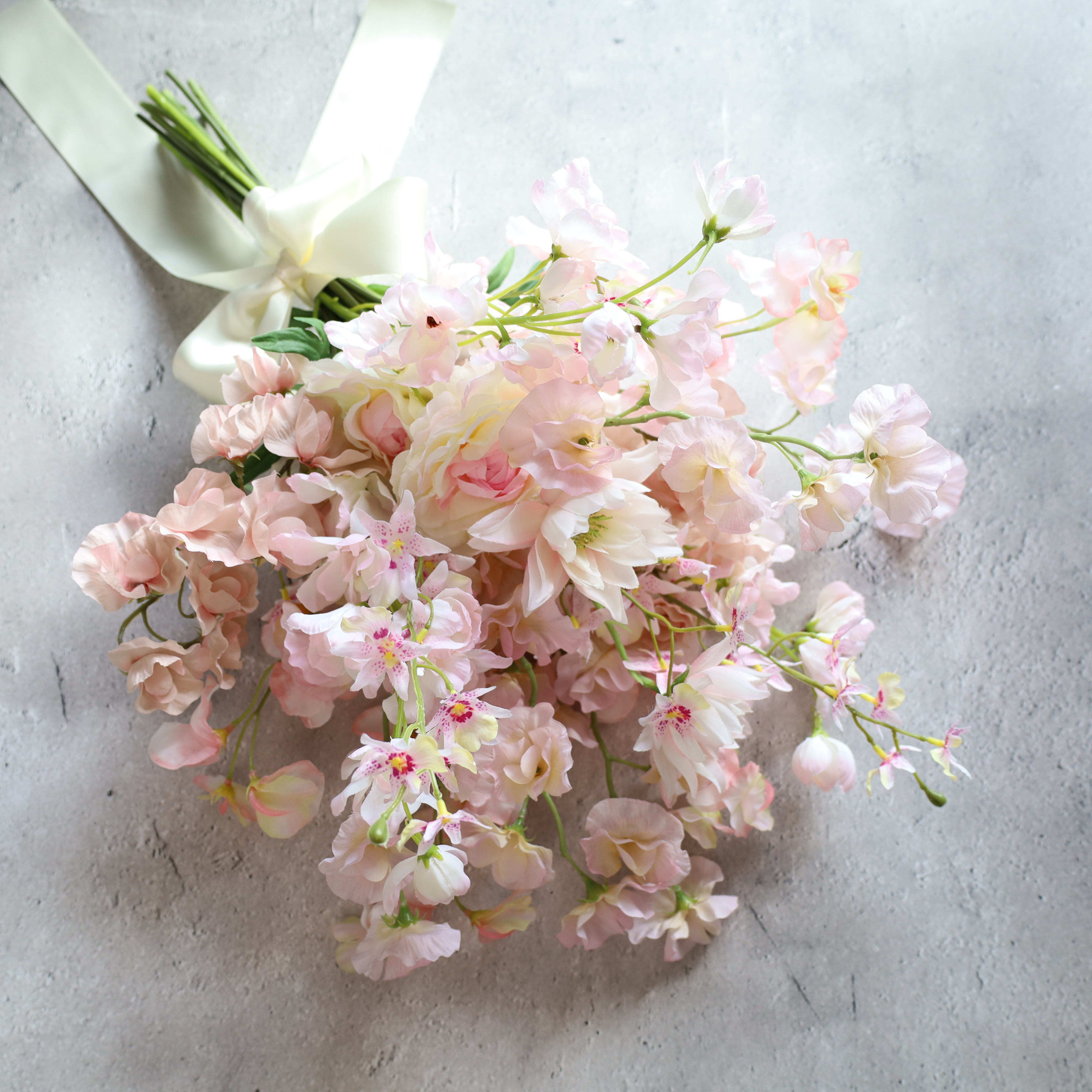 “ニュアンスピンクのスイトピークラッチ”スイートピー　前撮り　フォト　ウェディングブーケ　ブライダルブーケ　結婚式　花束