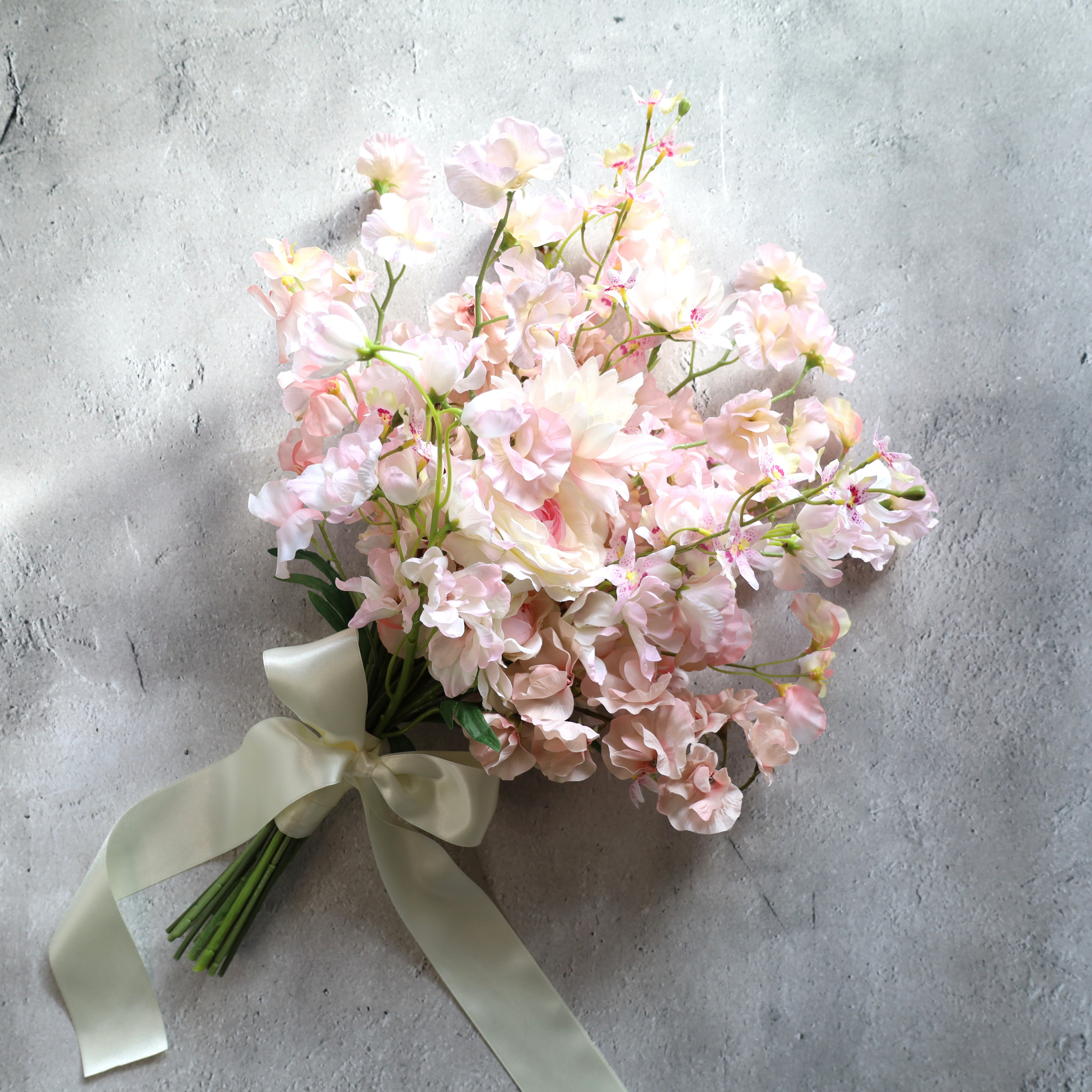 “ニュアンスピンクのスイトピークラッチ”スイートピー　前撮り　フォト　ウェディングブーケ　ブライダルブーケ　結婚式　花束