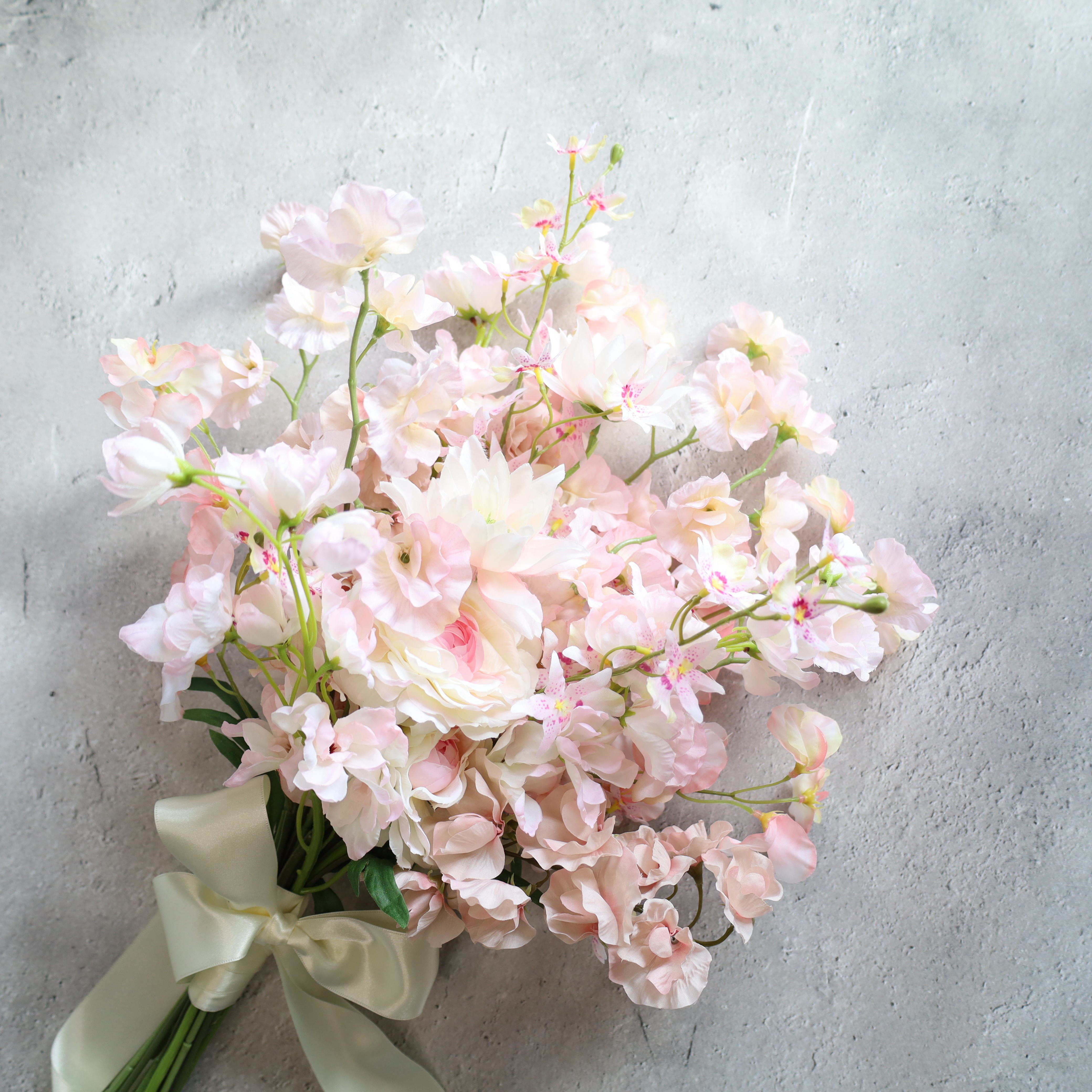 “ニュアンスピンクのスイトピークラッチ”スイートピー　前撮り　フォト　ウェディングブーケ　ブライダルブーケ　結婚式　花束