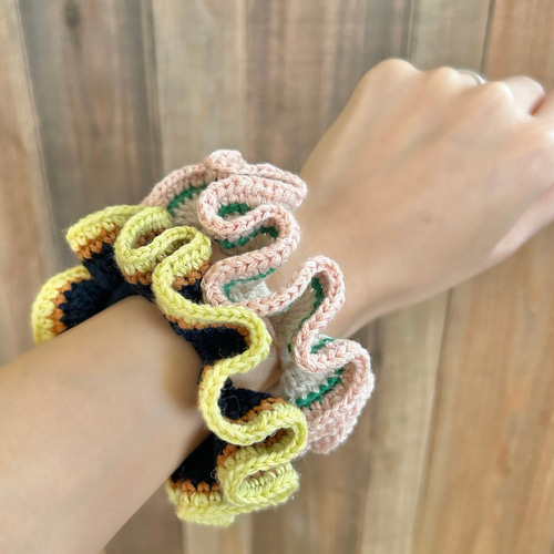 春夏もおすすめ！コットン毛糸のかぎ針編みフリルシュシュ シュシュ