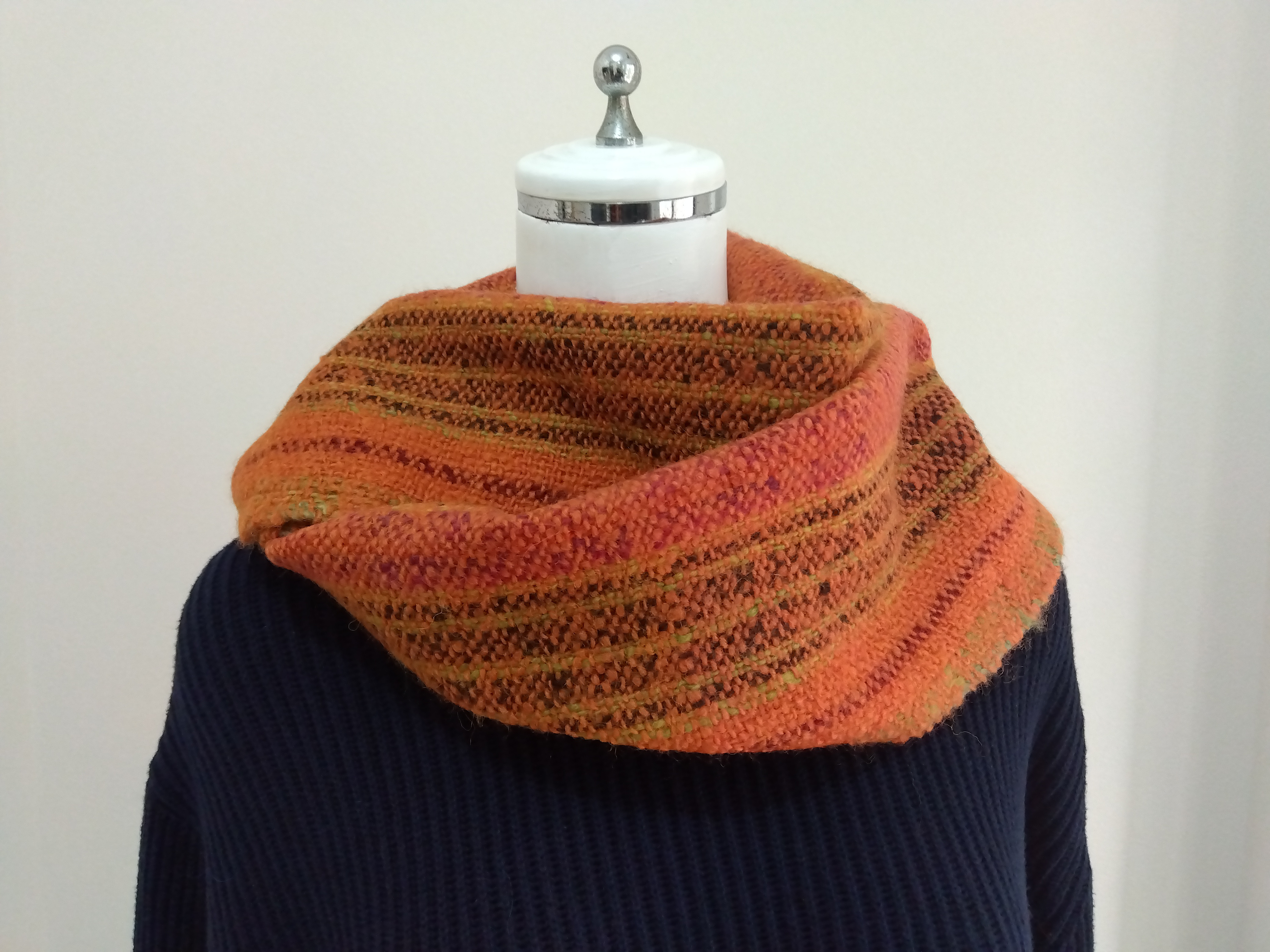 手紡ぎ、手織りマフラー（オレンジ）縞、 草木染め、天然染料、ウール