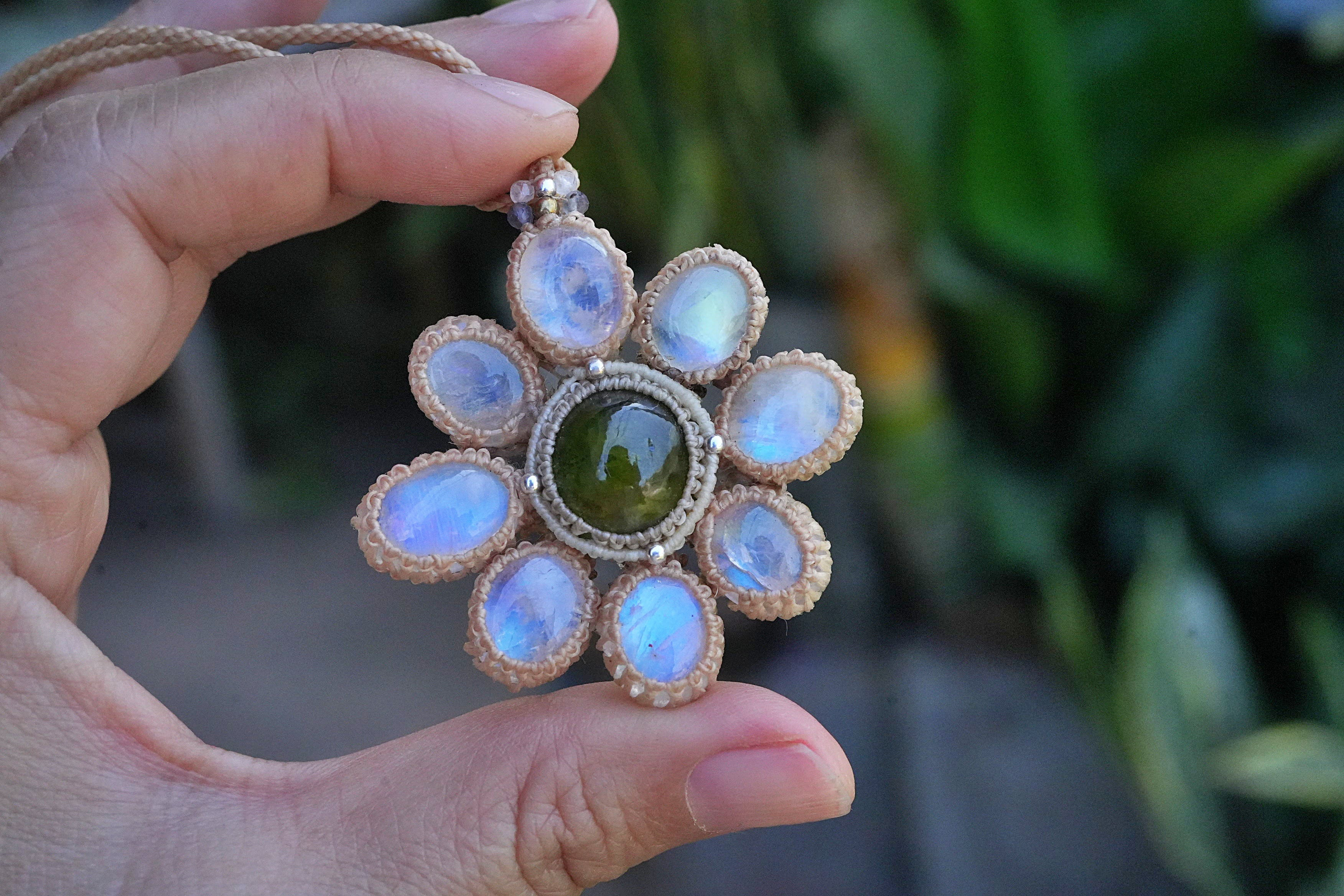 大きく咲くMoonstone★Peridot お花 マクラメネックレス 2245