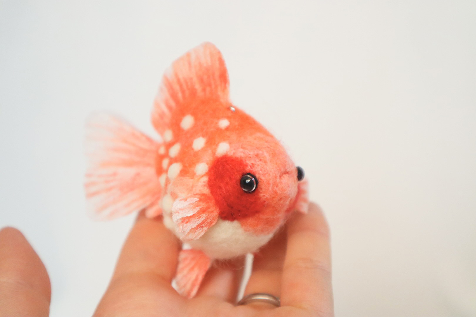 たゆたう羊毛金魚-オレンジピンポン- 金魚　羊毛フェルト　アクアリウム　透明　バレンタインデー