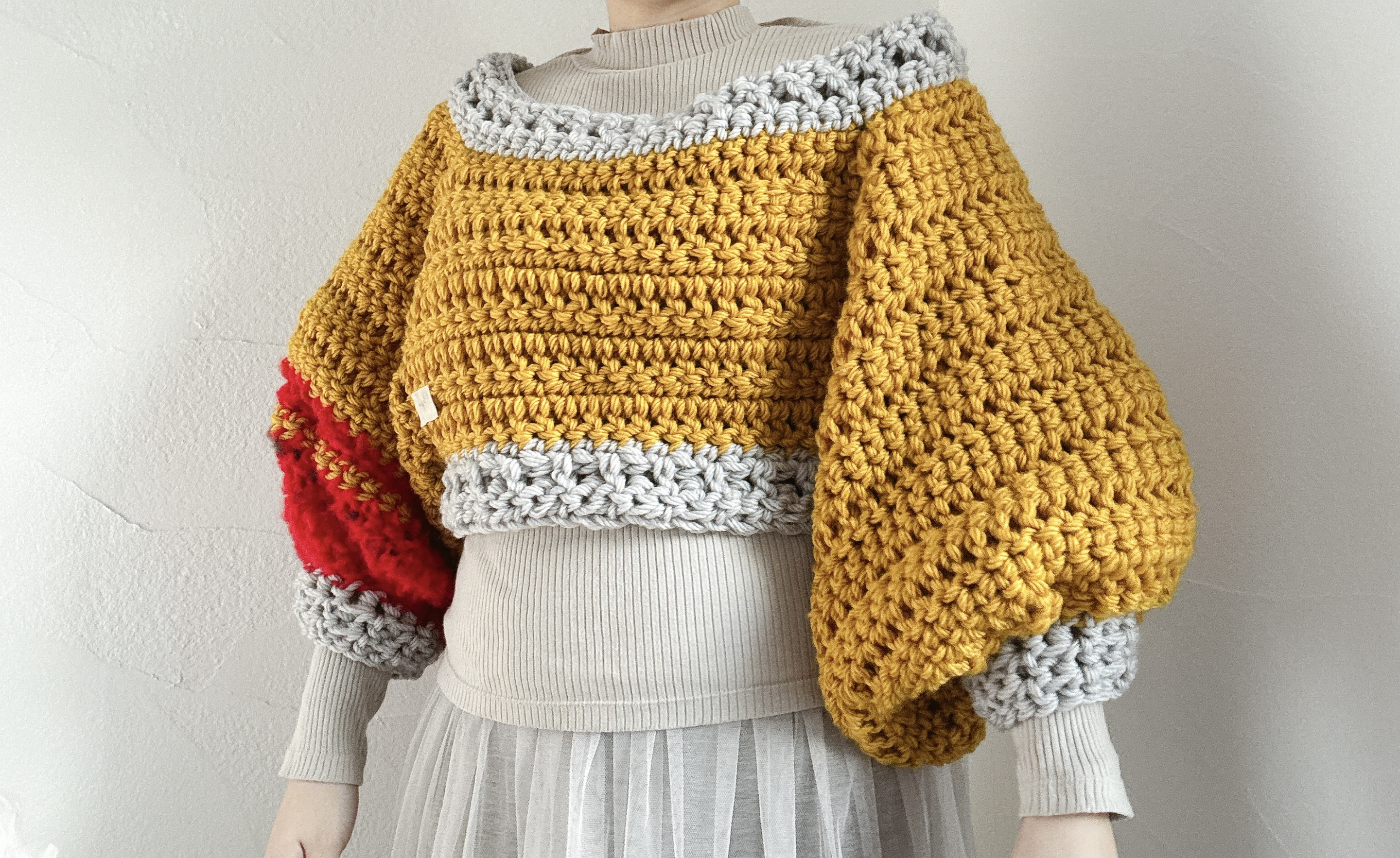 目を引く黄色ニット