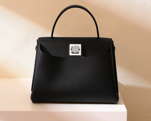 コンパクトで端正な佇まいの本革ハンドバッグ ― さりげない上質感を