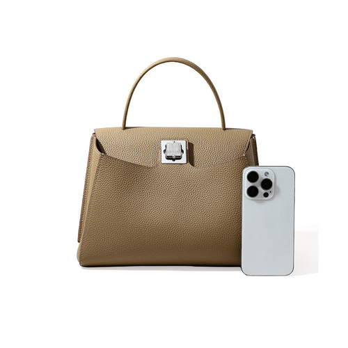 コンパクトで端正な佇まいの本革ハンドバッグ ― さりげない上質感を