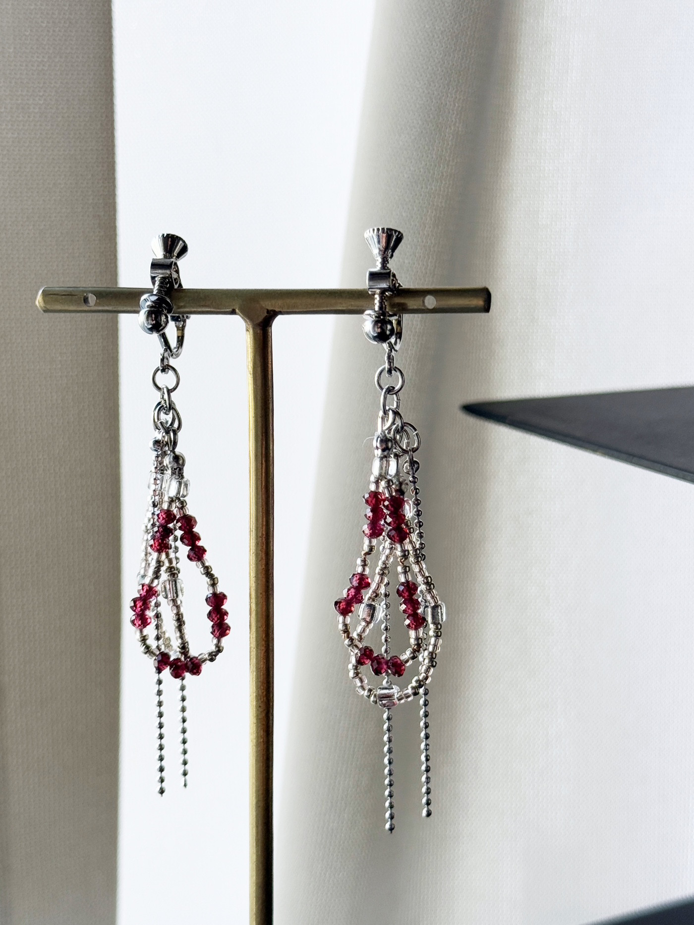 【1月の誕生石】実りの赤を、そっと身につける。ガーネットの揺れるイヤリング／ピアス