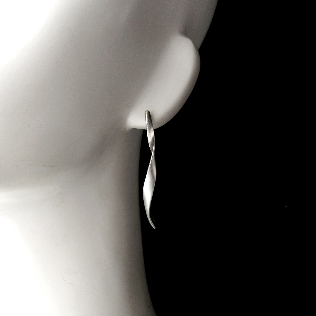 螺旋のシルバーピアス　【うつろい】