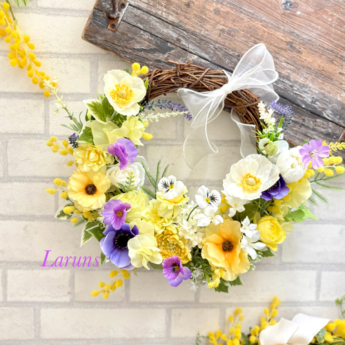 ミモザと紫アネモネと白ポピーのスプリングリース ラナンキュラス白