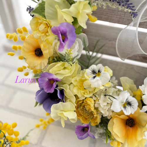 ミモザと紫アネモネと白ポピーのスプリングリース ラナンキュラス白