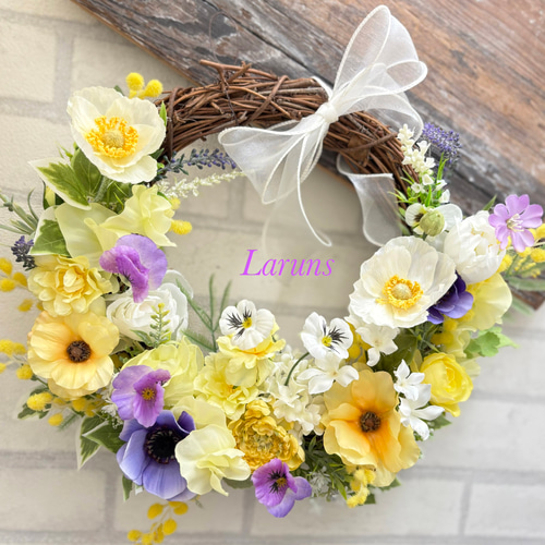 ミモザと紫アネモネと白ポピーのスプリングリース ラナンキュラス白