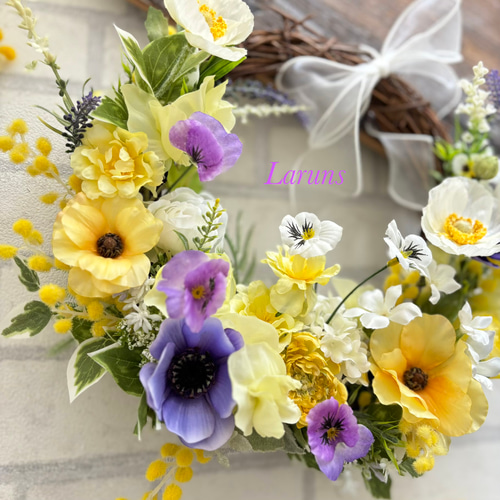 ミモザと紫アネモネと白ポピーのスプリングリース ラナンキュラス白