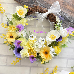 ミモザと紫アネモネと白ポピーのスプリングリース ラナンキュラス白