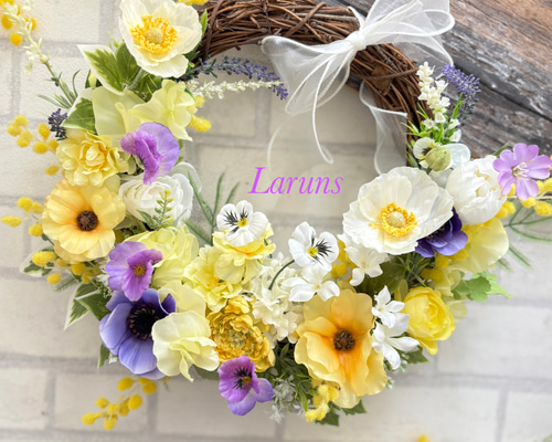 ミモザと紫アネモネと白ポピーのスプリングリース ラナンキュラス白