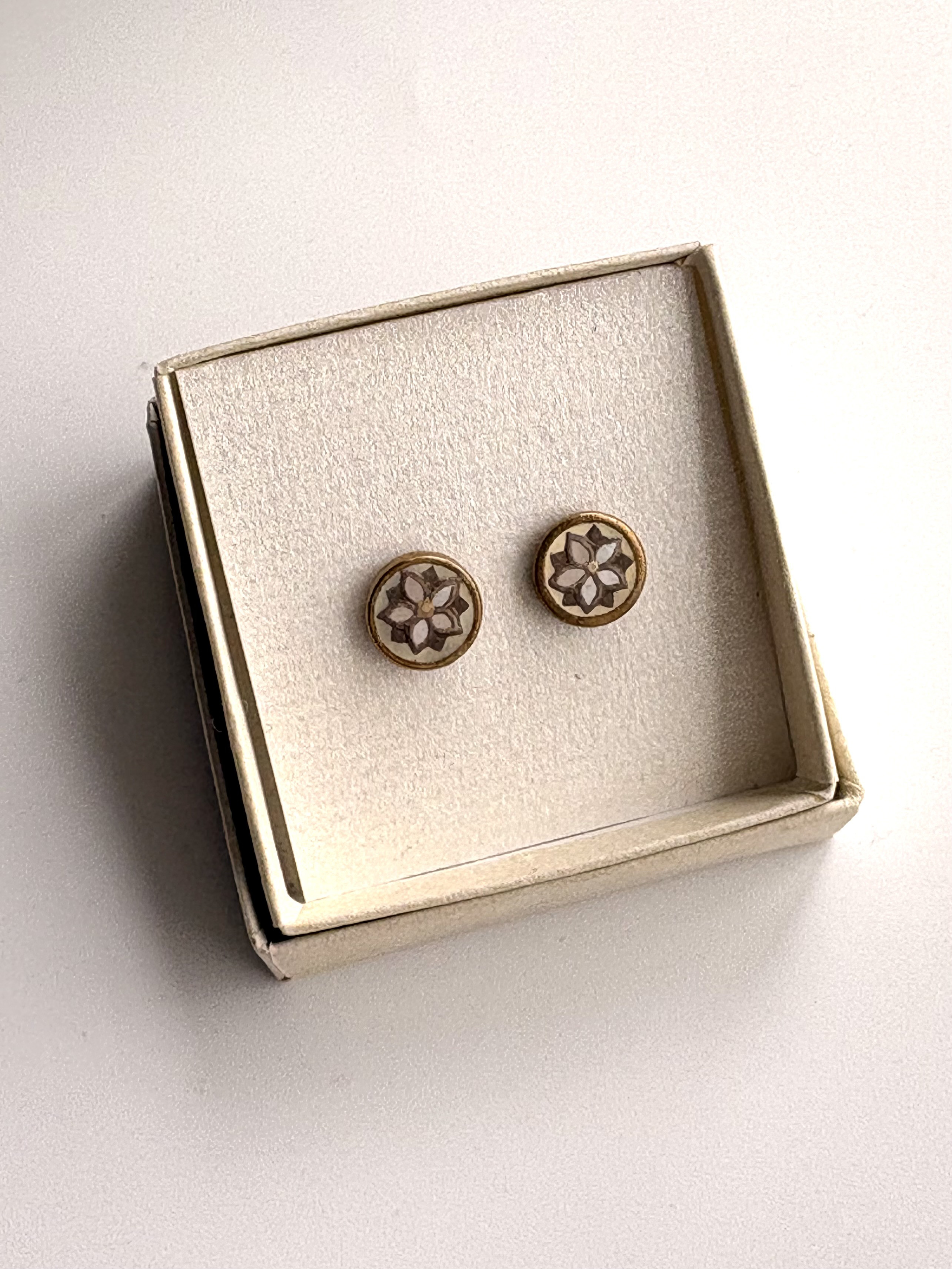 桔梗の蒔絵と螺鈿のピアス