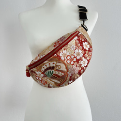 帯リメイク クロスボディバッグ／スリングバッグ｜蝶々と桜文様の赤×ゴールド和柄 帯リメイク クロスボディバッグ／スリングバッグ｜蝶々と桜文様の赤