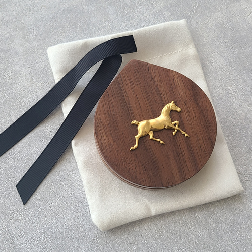 馬モチーフ 真鍮付き 木製コンパクトミラー｜午年の女性・乗馬好きさん