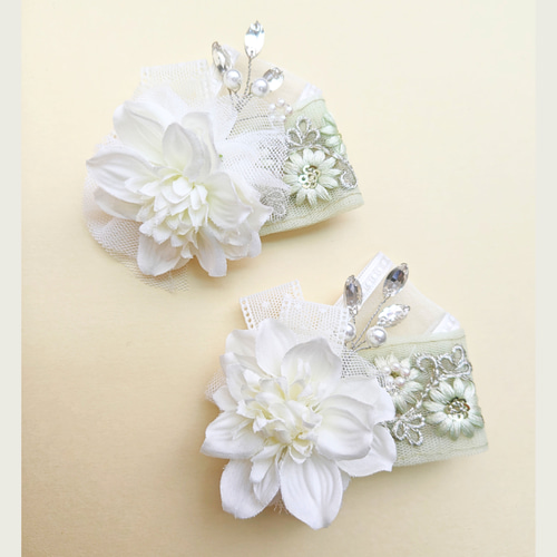 淡いグリーンのインド刺繍リボンと白ダリアのコサージュ＊卒業式・入学