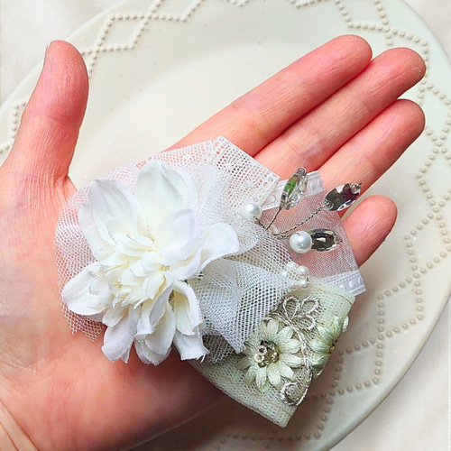 淡いグリーンのインド刺繍リボンと白ダリアのコサージュ＊卒業式・入学