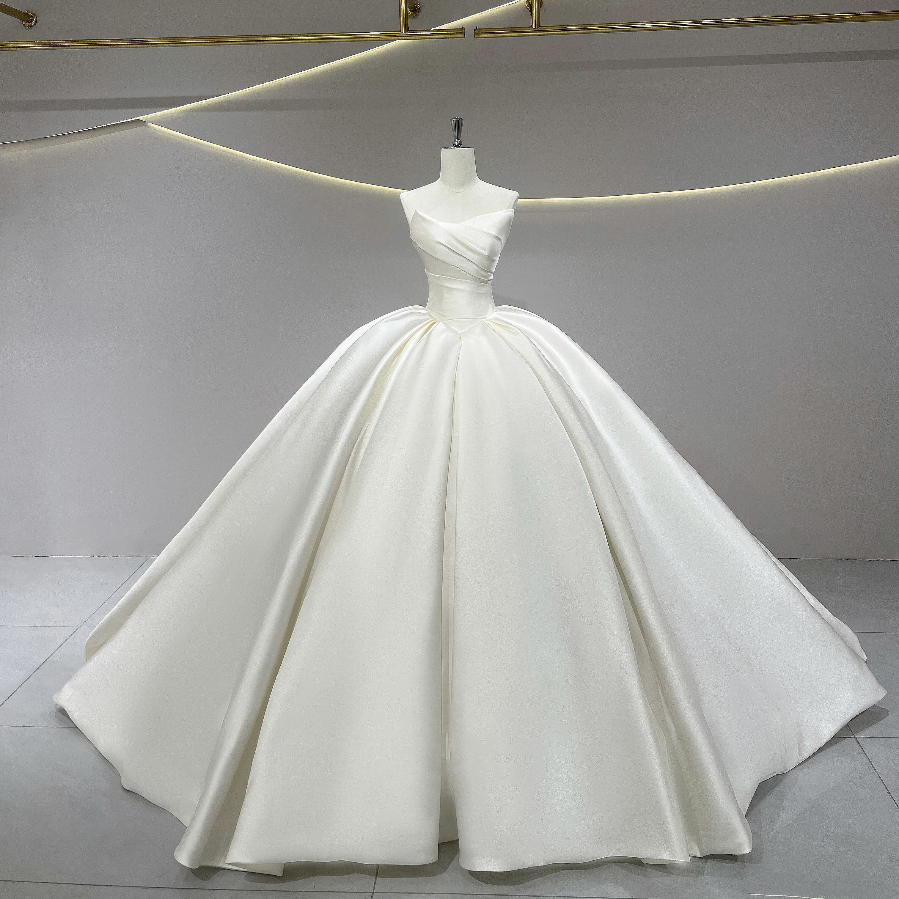 シンプルなウェディングドレス　白サテン韓国スタイル　袖無し　チューブトップ　ロングトレーン　オフホワイト　撮影旅行前撮り