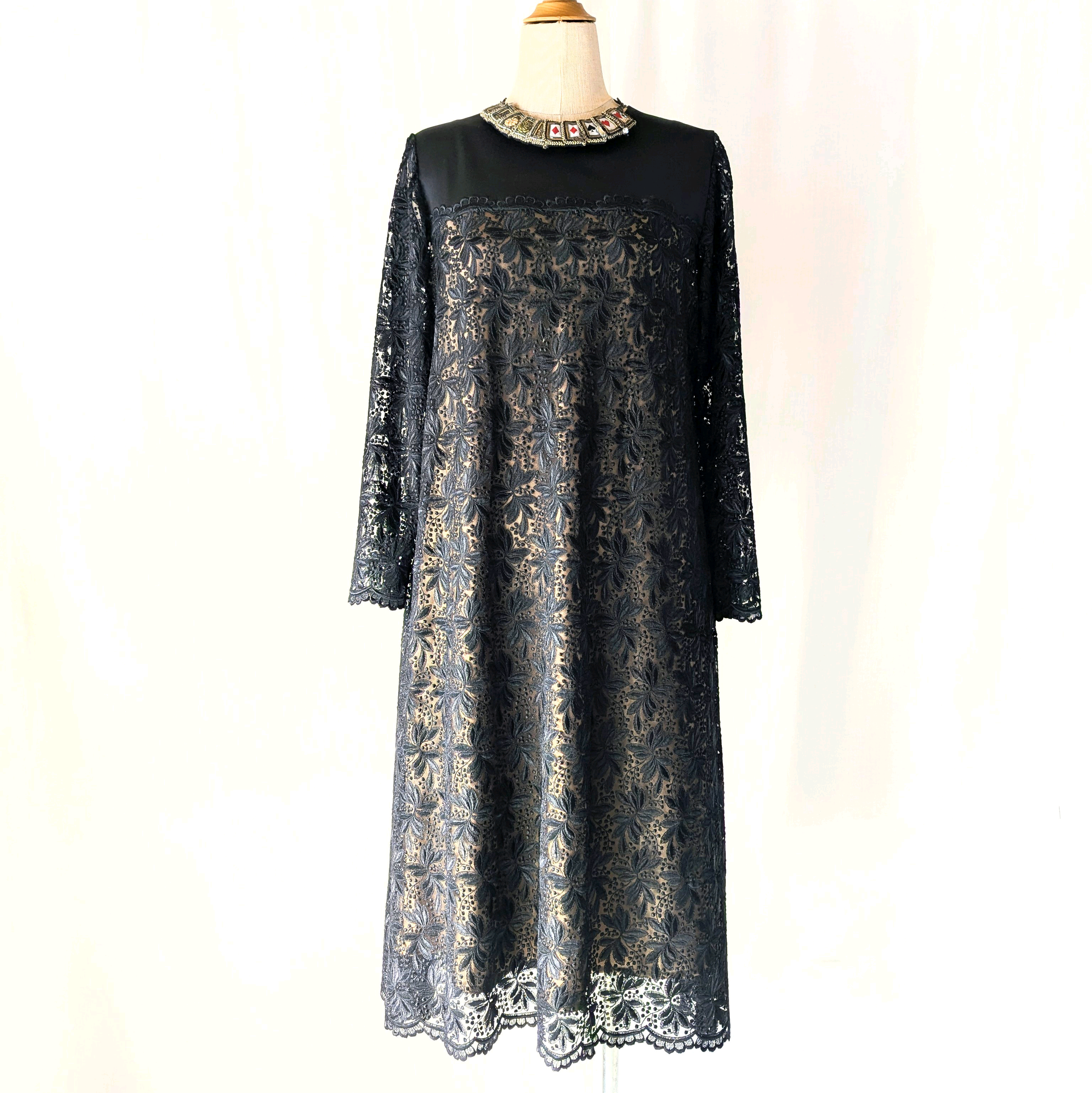 ネックレスラインのレ―スワンピース