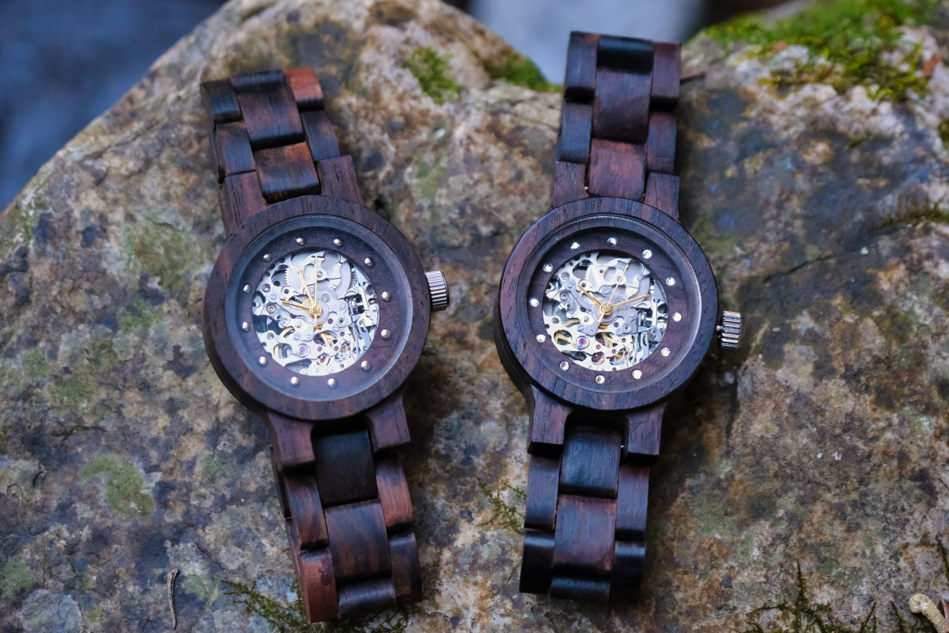 黒檀の木製腕時計 | 新月丸型