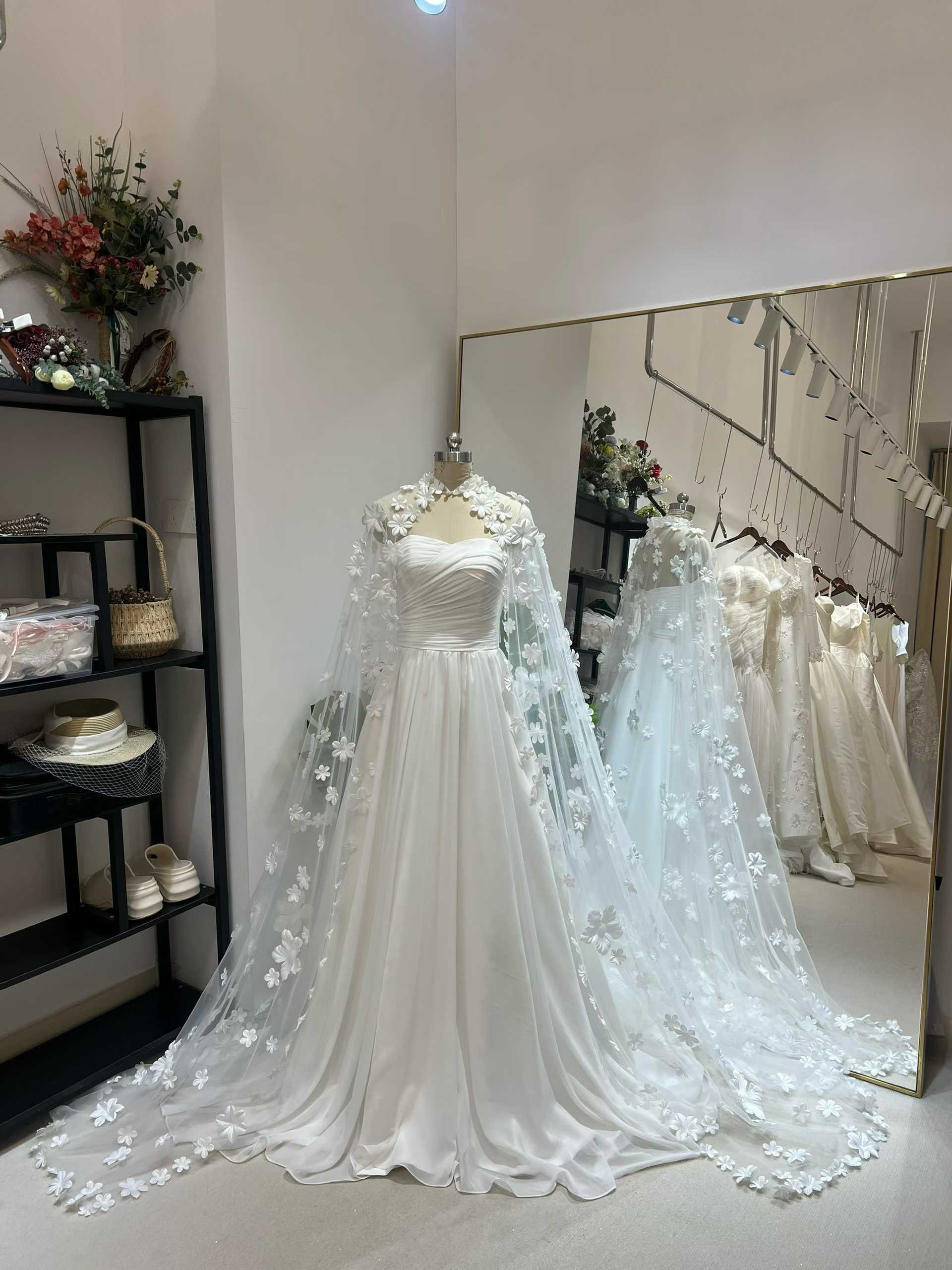 送料無料！ウェディングドレス ケープ風ドレス 花モチーフ ハンドドレープ エレガント 憧れのドレス ブライダル