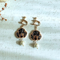 ビーズ刺繍のブローチ・メリーゴーランドの白馬 ブローチ Little Plum