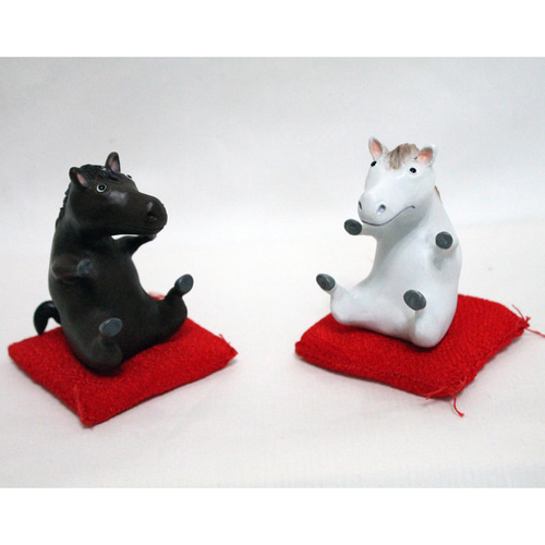 干支の置物　午 楽天市場】干支 置物 午 錦彩招福 午 破魔矢付 干支 置物 午 錦彩招福