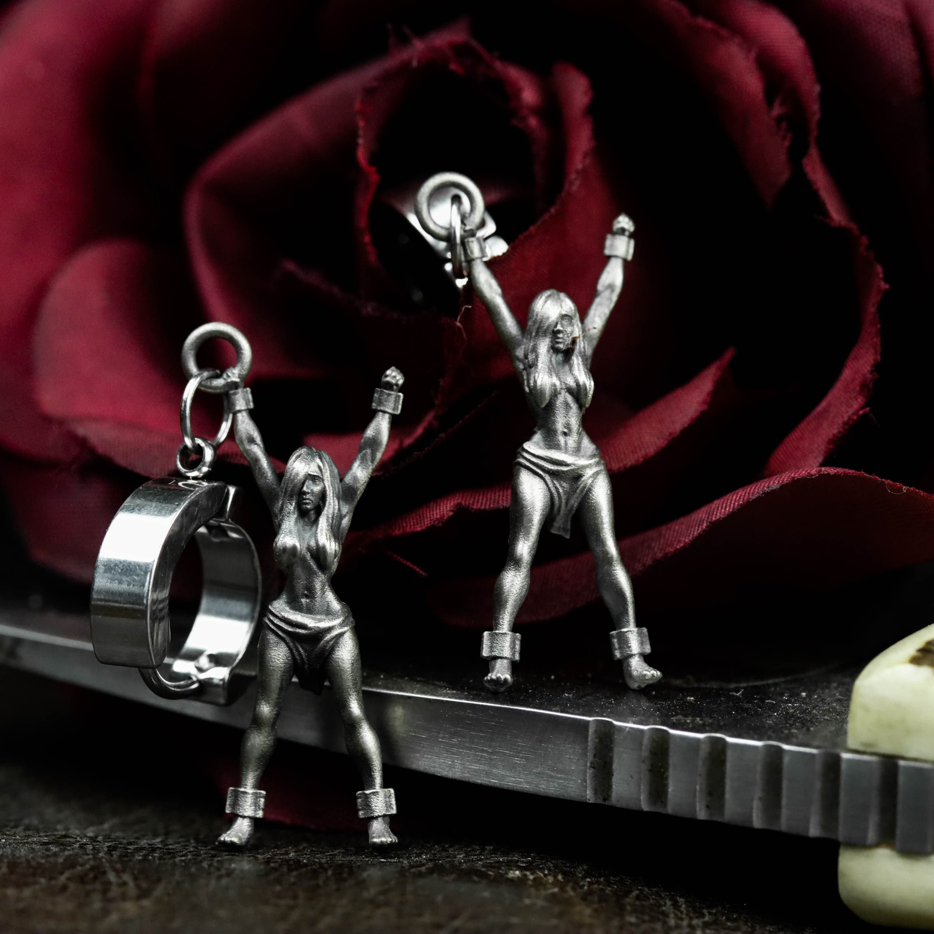 バウンドウーマンイヤリング - 925シルバー 女性らしい力強いデザイン