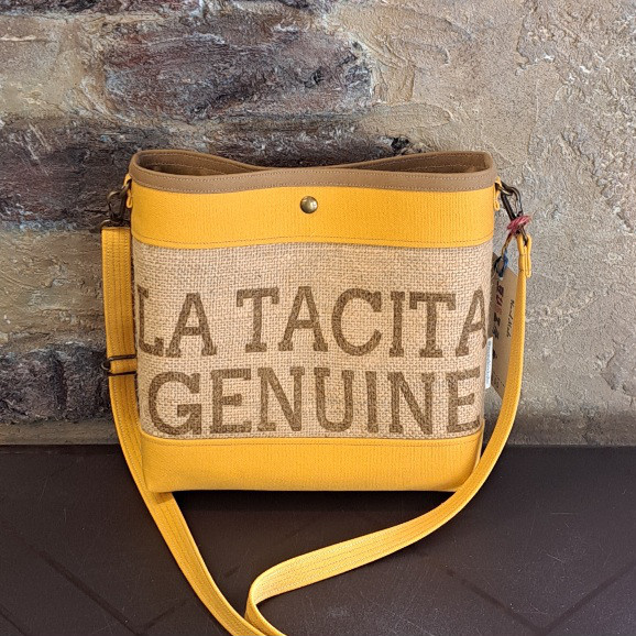 コーヒー 麻袋バッグ　マスタード色　サコッシュ　帆布　グァテマラのコーヒー豆の麻袋をリメイクしたオリジナルバッグ