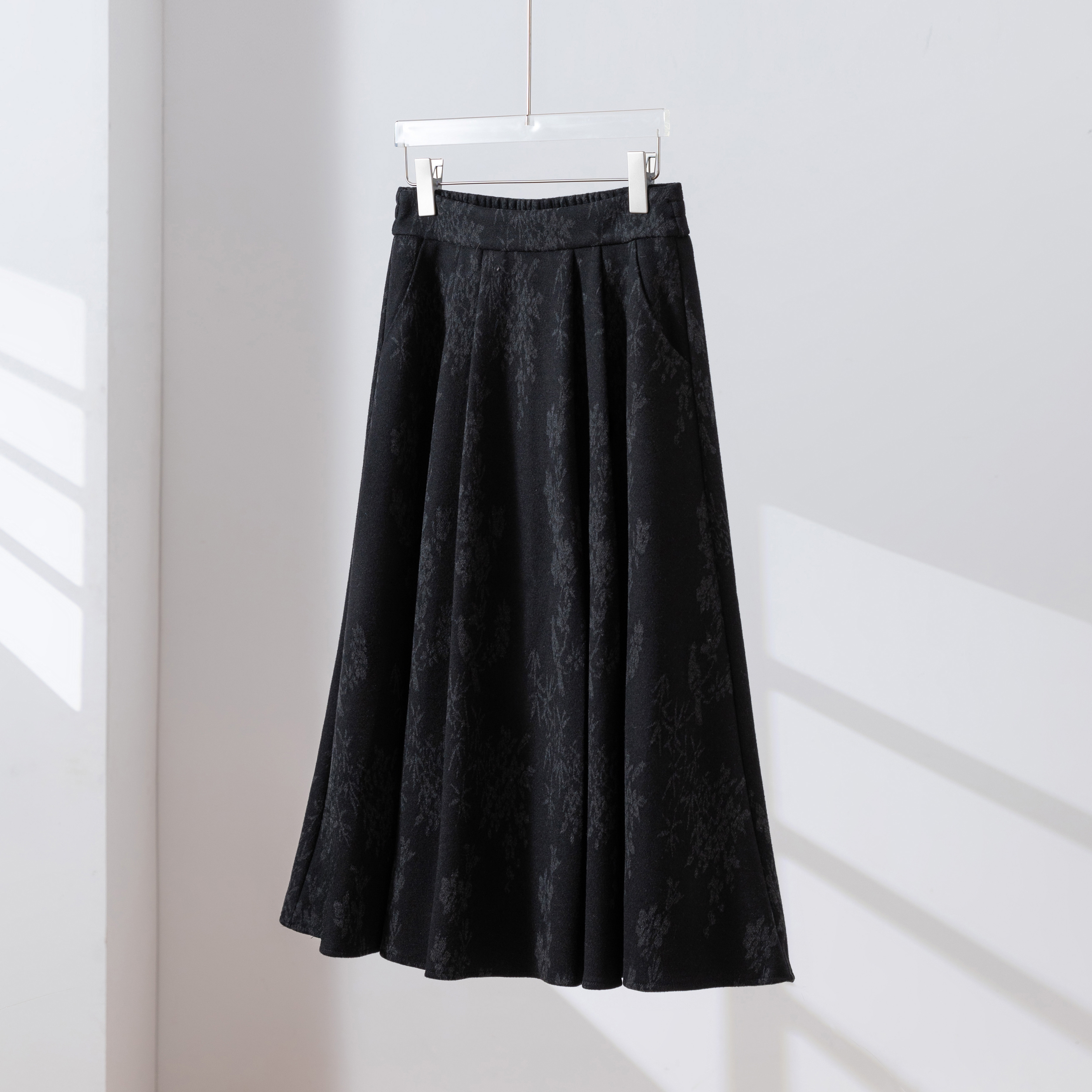 上品で華やかな印象をまとえる　フレアスカート   プリントスカート　ブラック　260101-1