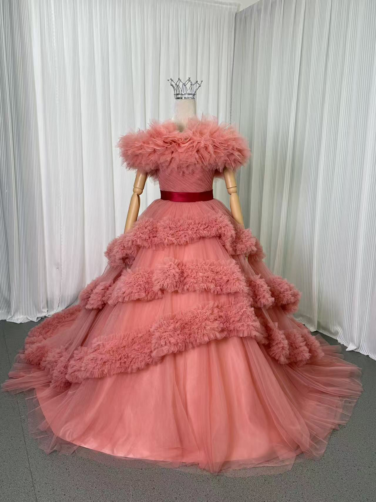 送料無料！カラードレス オフショルダー ラッフルフリル コーラルピンク コーラルピンク アシンメトリードレス 花嫁