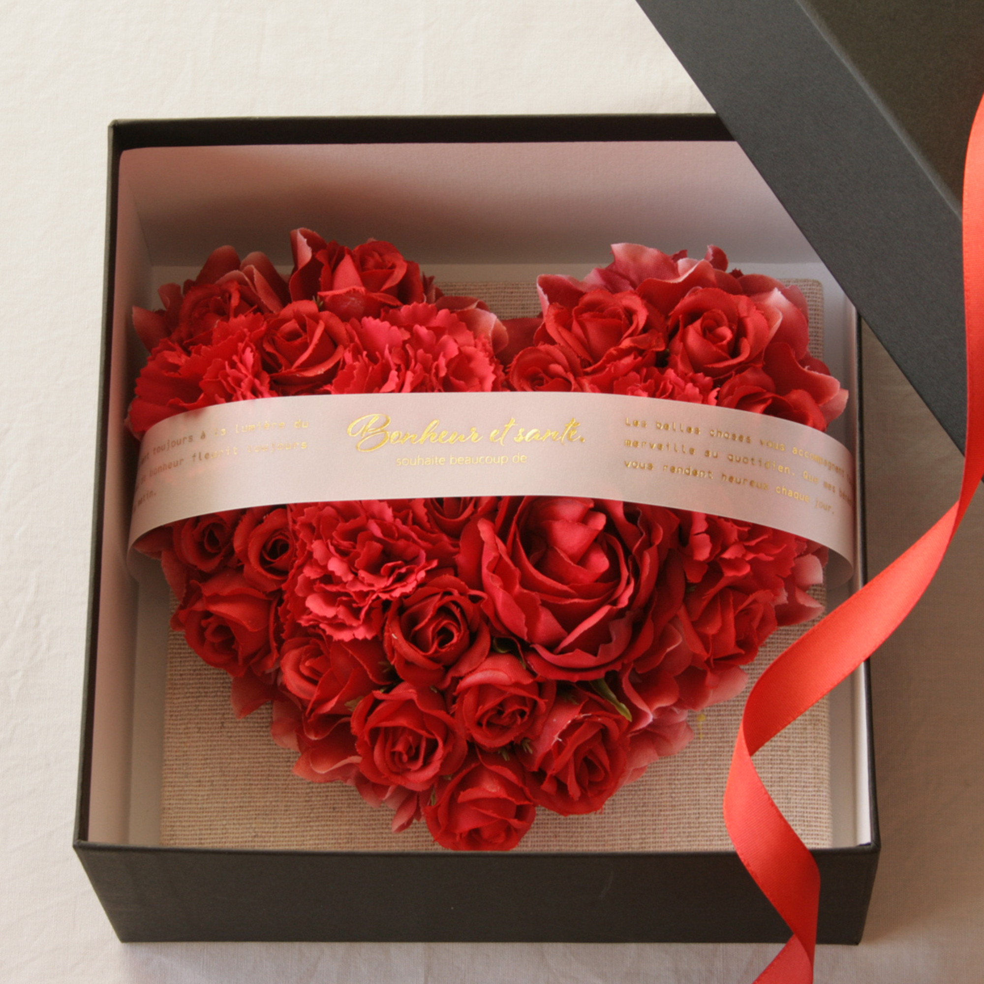 【還暦祝い】深紅の花で仕立てた ハート型フラワーアレンジメント(箱入り・受注制作)