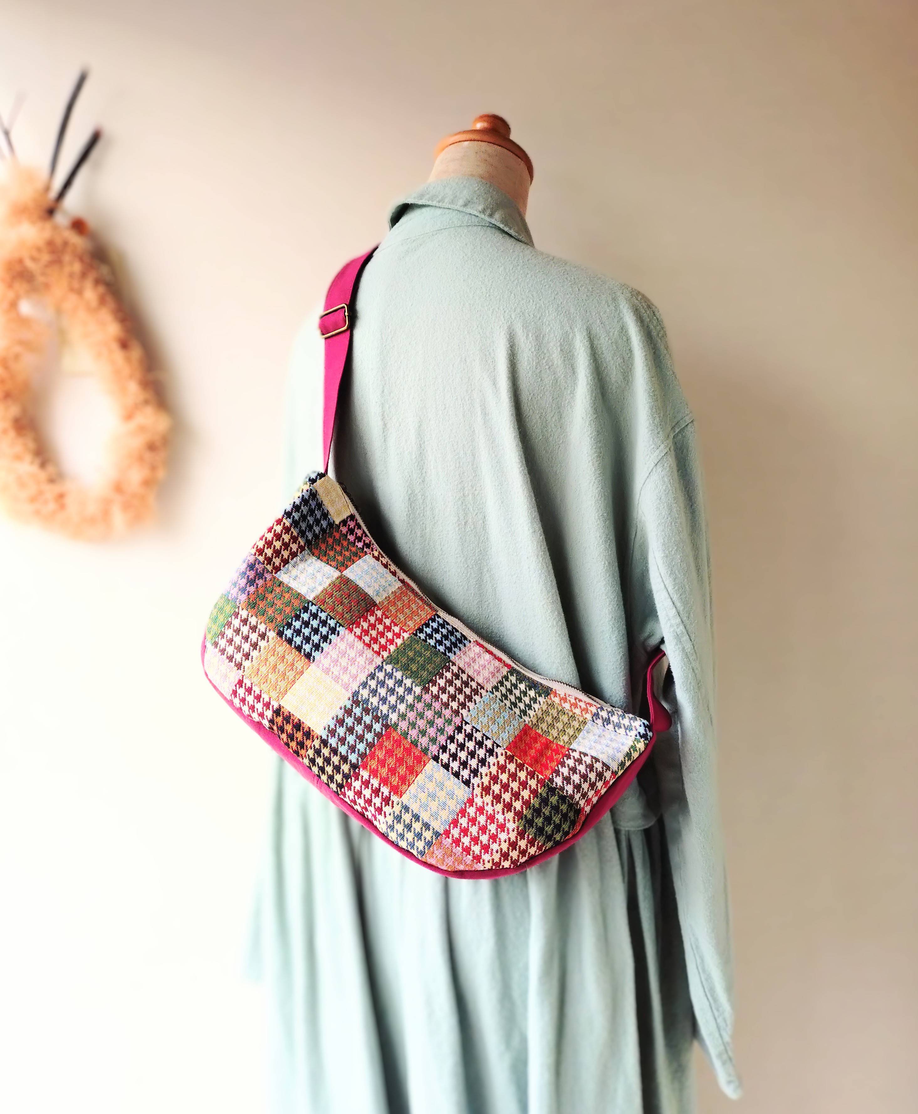 インポート　ゴブラン織りカラフルチェック　ムーンショルダーバッグ