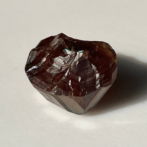 レインボーガーネット　原石　天川産　磨き原石 Rainbow Garnet 天川レインボーガーネットミニ原石 台座付 ⑥ 日本奈良