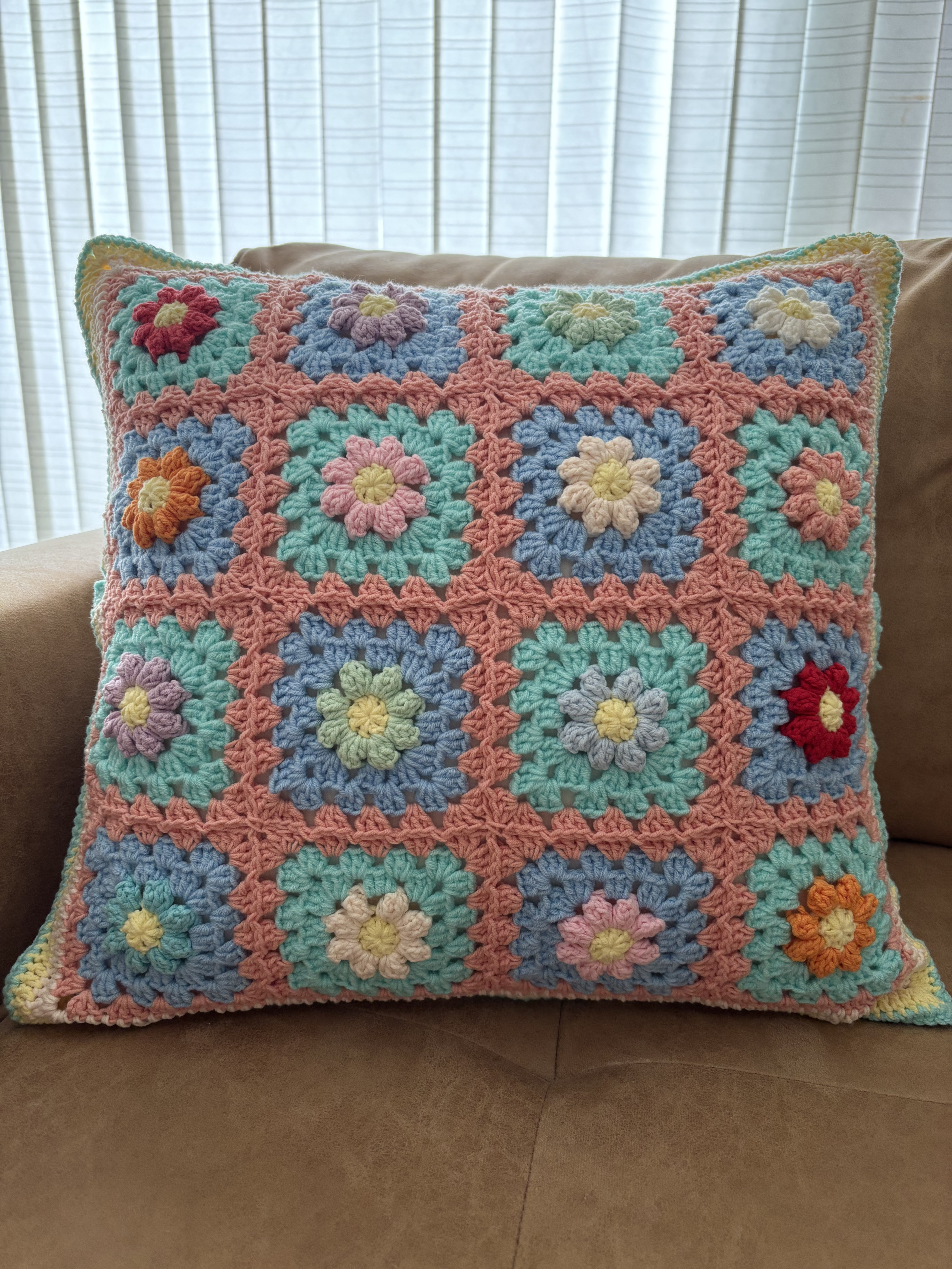 かぎ針編み/クッションカバー/花モチーフ/パステルカラー/カラフル