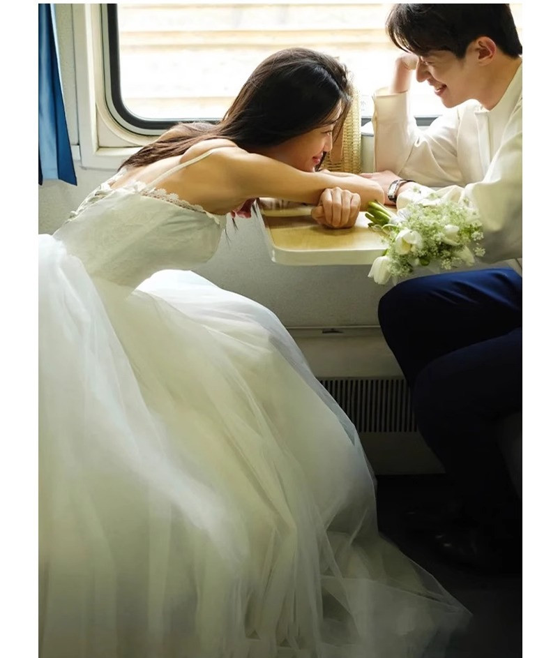 ウェディングドレス 白 黒 ふわふわ シンプル 韓国風 花嫁 誕生日 成人式 前撮り 二次会 お呼ばれ AK803