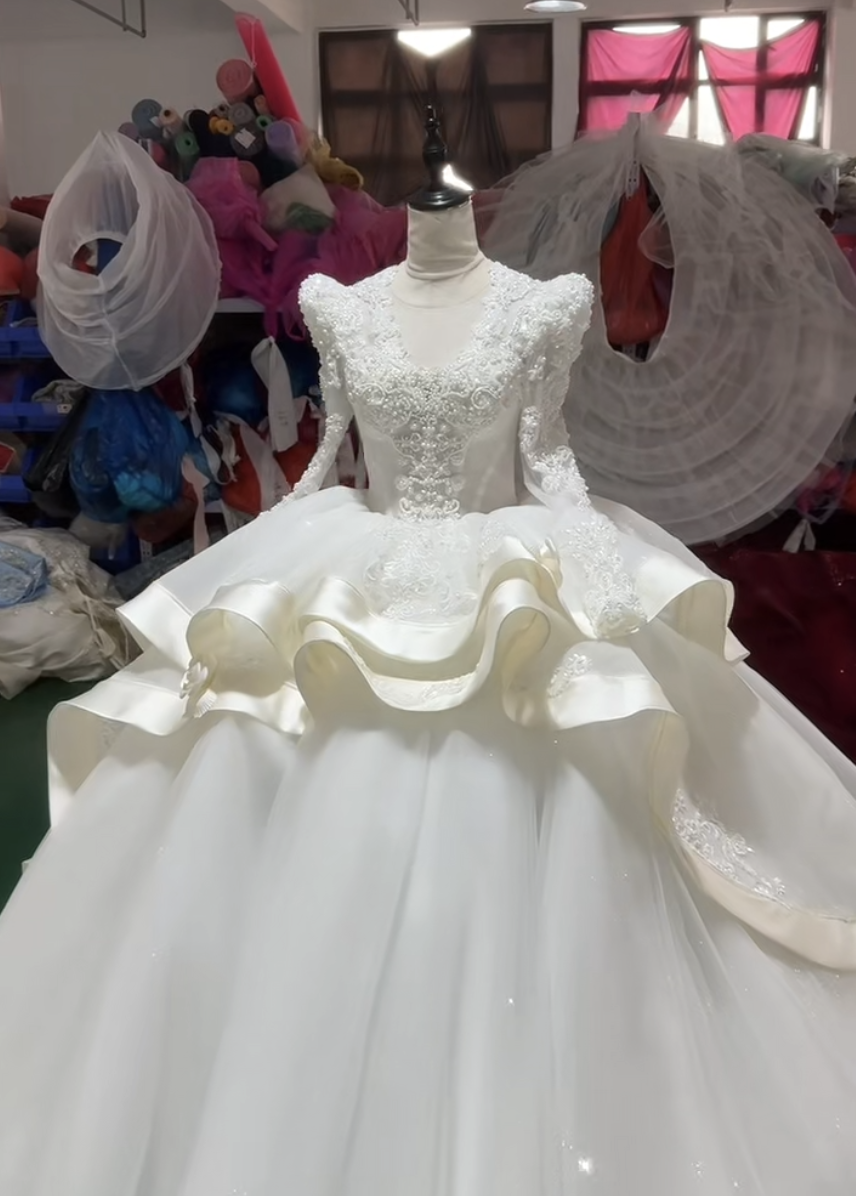 激安　フランスレース　長袖　vネック　美品　背中見せ　編み上げ　ふんわりチュール　ボリューム　二次会前撮り　お姫様披露宴