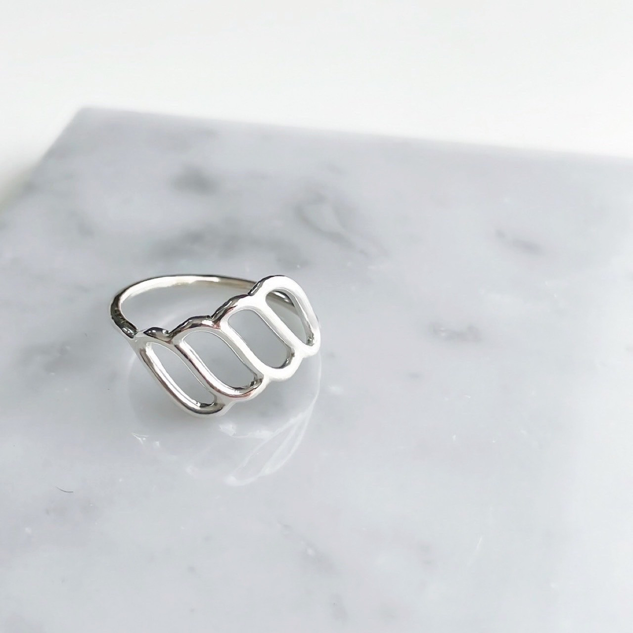 Hawaiian shell ring（軽やかで洗練されたフォルム／リゾートの空気感）