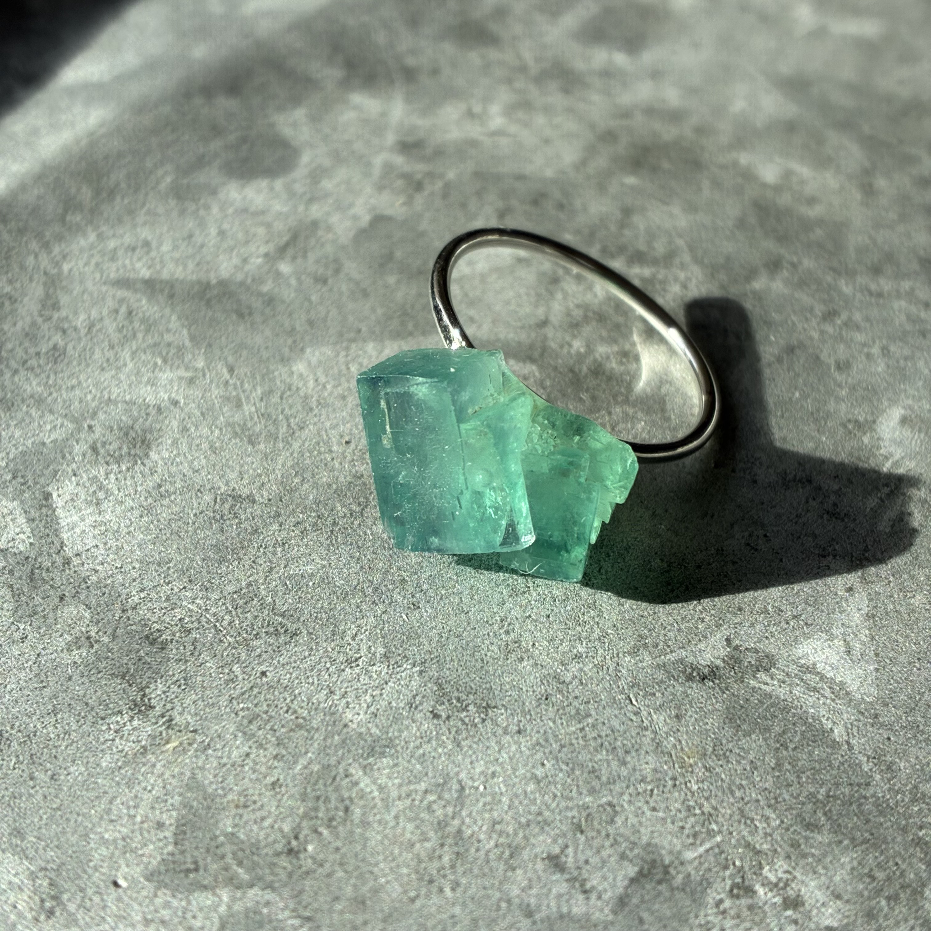 【一点もの】 ロジャリー産フローライト 鉱物リング 原石 指輪 フリーサイズ 天然石 (No.2811)