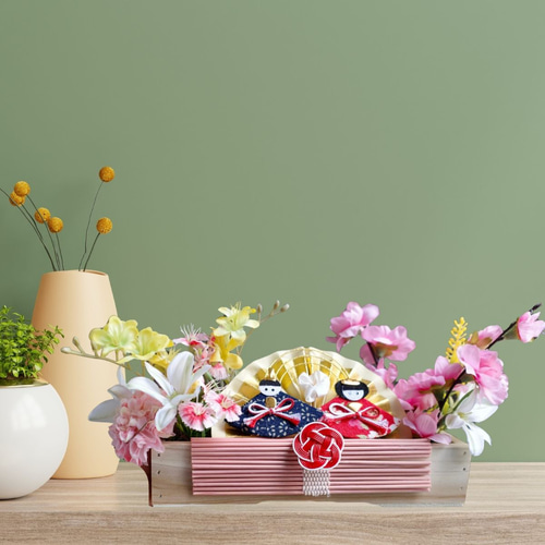 桃の節句 横長木製の雛アレンジ｜斜めに飾る、見えやすいひな飾り