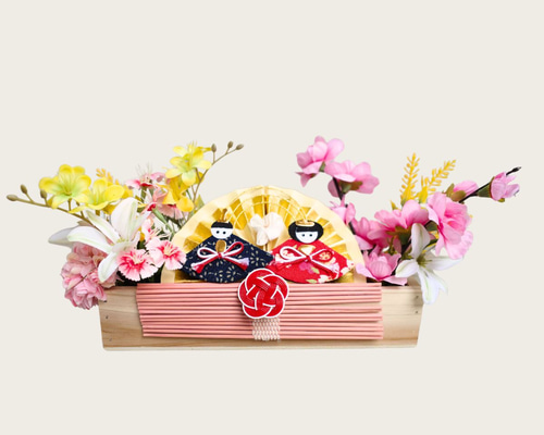 桃の節句 横長木製の雛アレンジ｜斜めに飾る、見えやすいひな飾り
