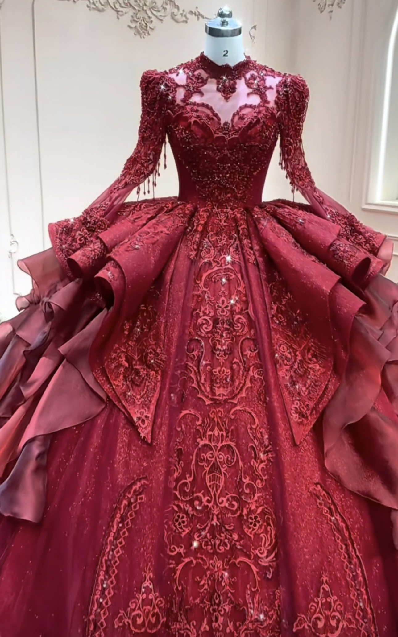 優雅ラッフルスカート　ワインレッド　カラードレス長袖　赤　繊細なレース　ウェディングドレス　フレアスカート　結婚式前撮り